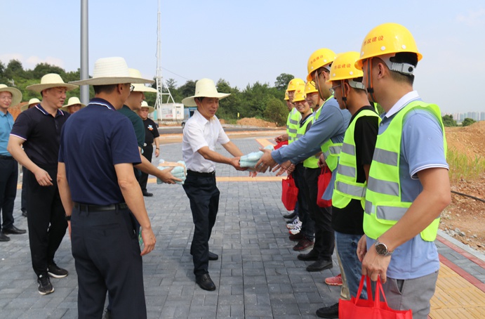 市政公用集團(tuán)萬(wàn)義輝視察綠色建筑產(chǎn)業(yè)園6911.jpg